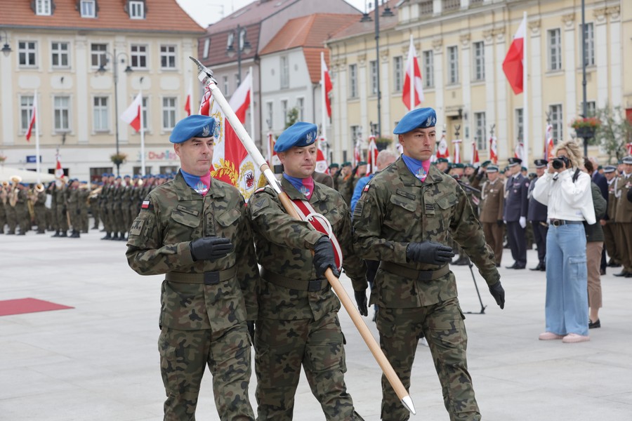 Nadanie sztandaru jednostce Inspektoratu Wsparcia Sił Zbrojnych w Bydgoszczy, fot. Tomasz Czachorowski/eventphoto.com.pl dla UMWKP