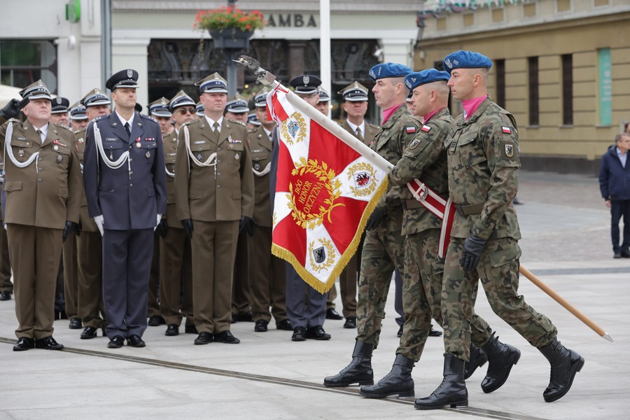 Nadanie sztandaru jednostce Inspektoratu Wsparcia Sił Zbrojnych w Bydgoszczy, fot. Tomasz Czachorowski/eventphoto.com.pl dla UMWKP