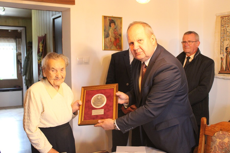 Wręczenie medalu Unitas Durat Ewie Władysławie Grabowskiej, fot. Urząd Gminy Ciechocin