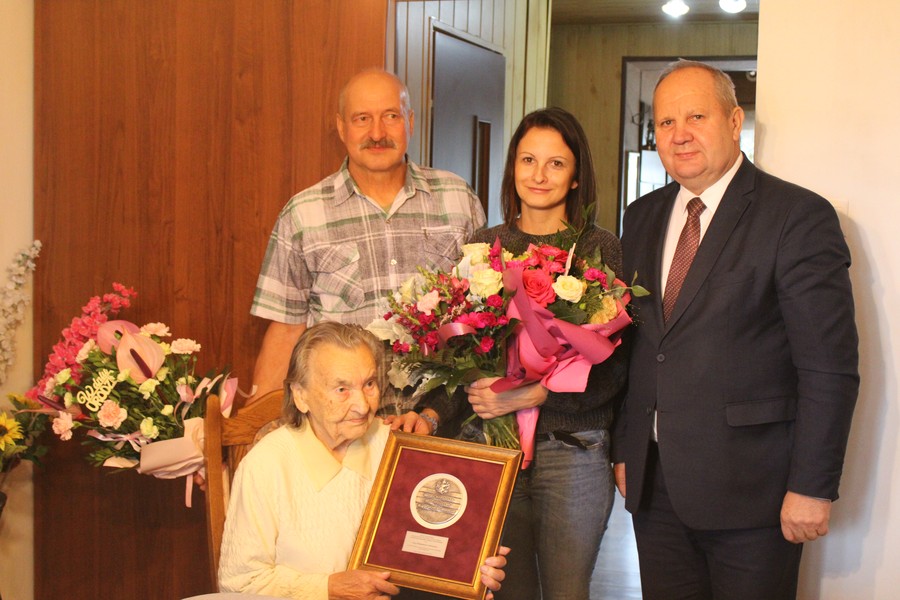 Wręczenie medalu Unitas Durat Ewie Władysławie Grabowskiej, fot. Urząd Gminy Ciechocin