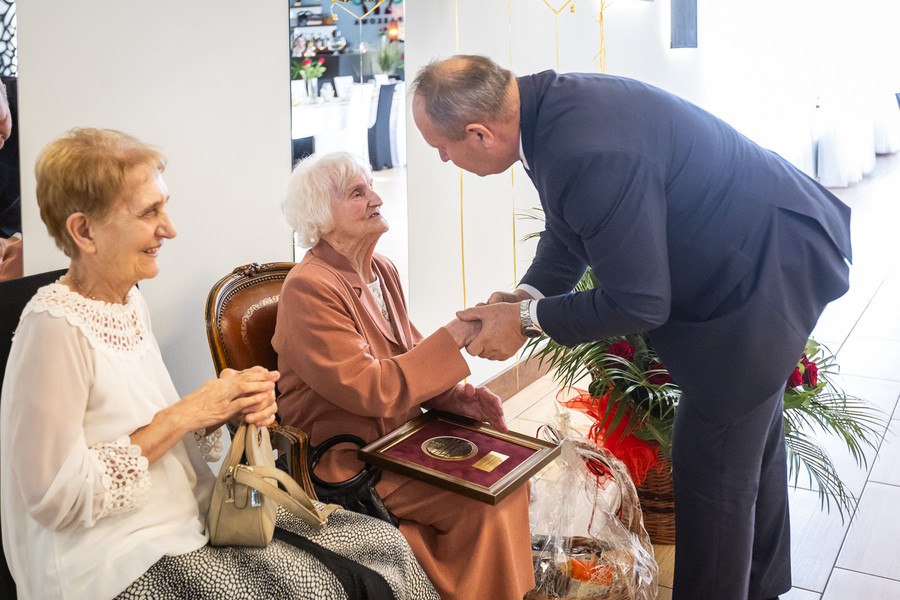 Wręczenie medalu Unitas Durat Bronisławie Chmielewskiej, fot. Szymon Zdziebło/tarantoga.pl dla UMWKP