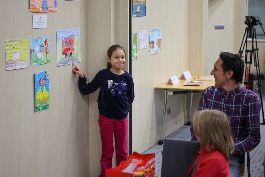 Wręczenie nagród w ubiegłorocznym plastycznym konkursie gęsinowym. Fot. Mikołaj Kuras dla UMWKP