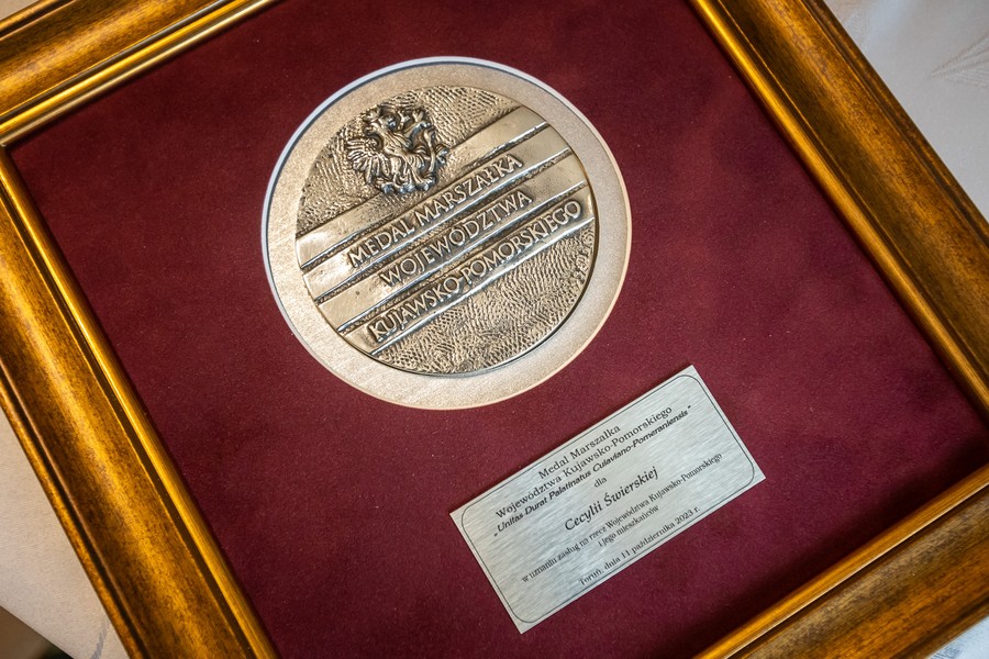 Wręczenie medalu Unitas Durat Cecylii Świerskiej, fot. Szymon Zdziebło /tarantoga.pl dla UMWKP