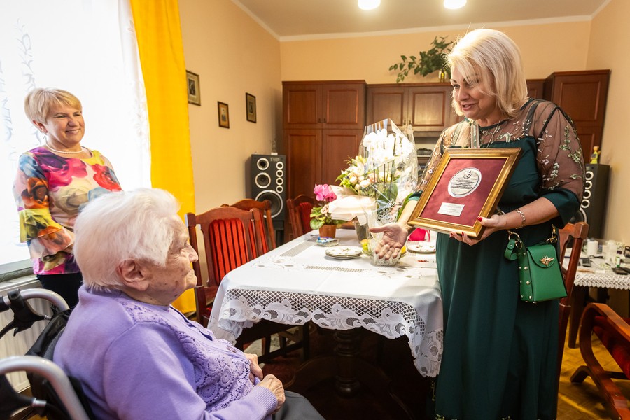 Wręczenie medalu Unitas Durat Marcie Stolarskiej, fot. Szymon Zdziebło /tarantoga.pl dla UMWKP