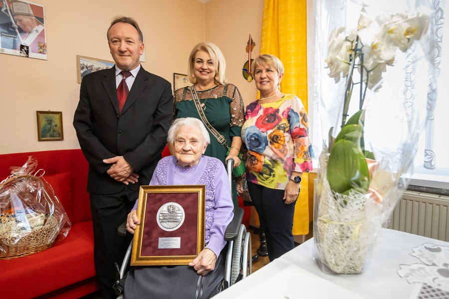 Wręczenie medalu Unitas Durat Marcie Stolarskiej, fot. Szymon Zdziebło /tarantoga.pl dla UMWKP
