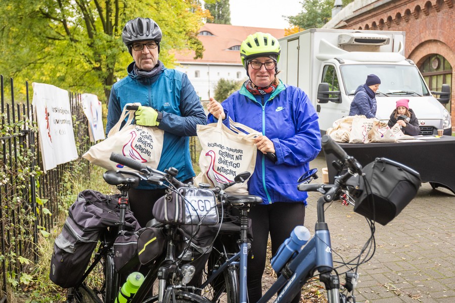 Akcja rozdawania gęsich tuszek zwycięzcom konkursów w Toruniu, fot Szymon Zdziebło/tarantoga.pl dla UMWKP