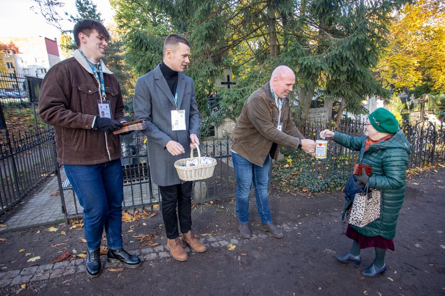 Kwesta na cmentarzu w Toruniu, fot. Mikołaj Kuras dla UMWKP