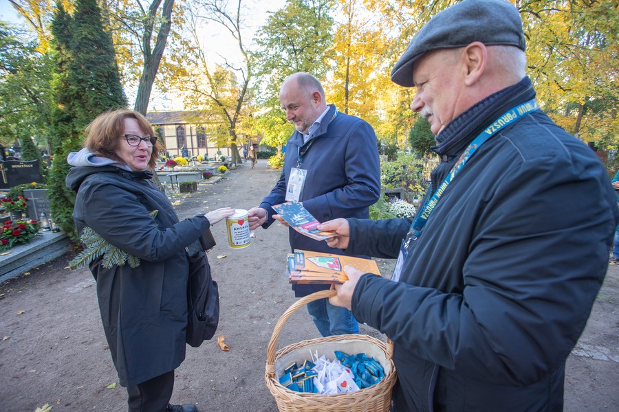 Kwesta na cmentarzu w Toruniu, fot. Mikołaj Kuras dla UMWKP
