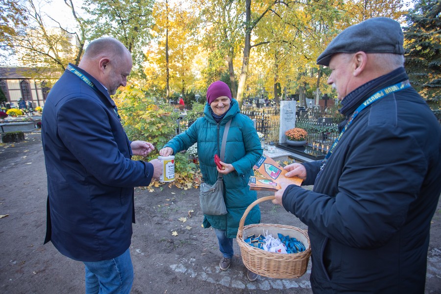 Kwesta na cmentarzu w Toruniu, fot. Mikołaj Kuras dla UMWKP