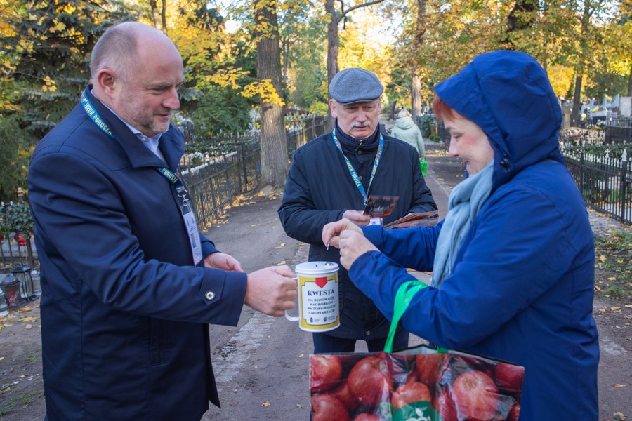Kwesta na cmentarzu w Toruniu, fot. Mikołaj Kuras dla UMWKP