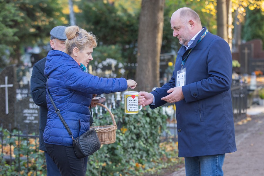 Kwesta na cmentarzu w Toruniu, fot. Mikołaj Kuras dla UMWKP