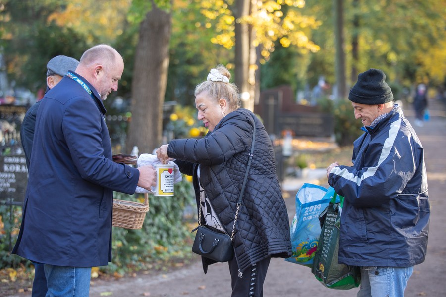 Kwesta na cmentarzu w Toruniu, fot. Mikołaj Kuras dla UMWKP