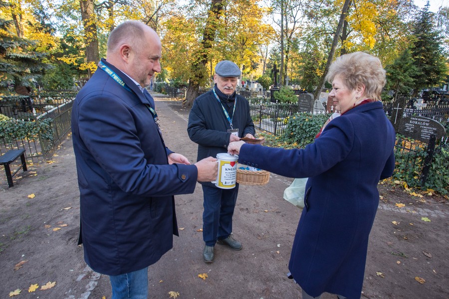 Kwesta na cmentarzu w Toruniu, fot. Mikołaj Kuras dla UMWKP
