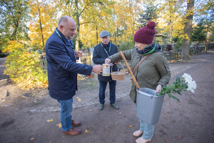 Kwesta na cmentarzu w Toruniu, fot. Mikołaj Kuras dla UMWKP