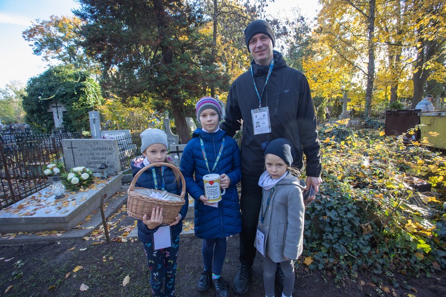 Kwesta na cmentarzu w Toruniu, fot. Mikołaj Kuras dla UMWKP