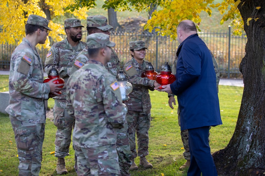 Ceremonia zapalenia zniczy w toruńskim Parku Pamięci, fot. Mikołaj Kuras dla UMWKP