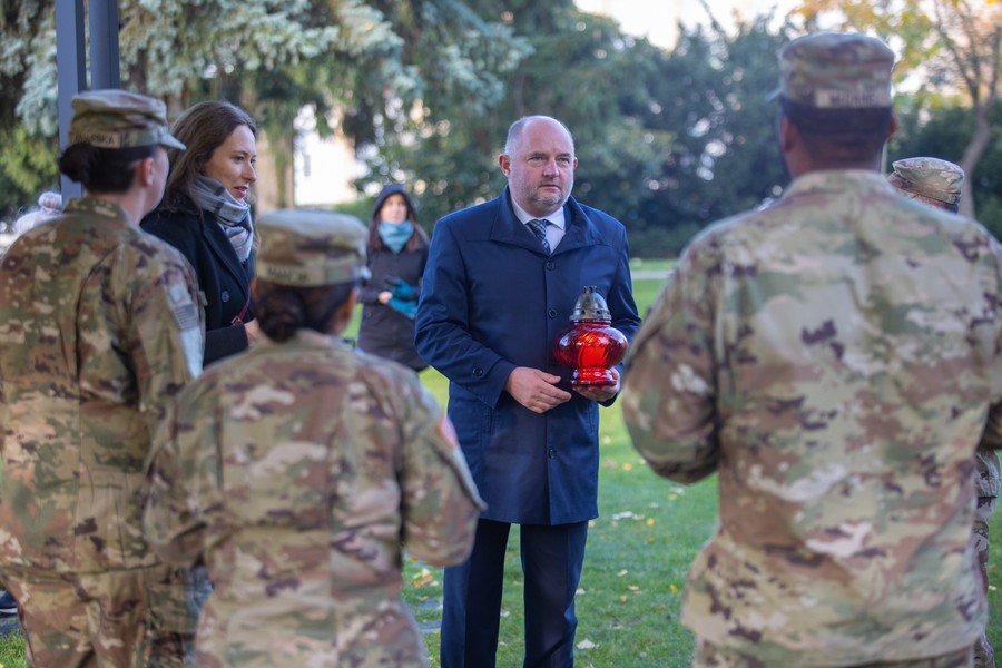 Ceremonia zapalenia zniczy w toruńskim Parku Pamięci, fot. Mikołaj Kuras dla UMWKP