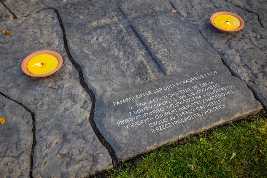 Ceremonia zapalenia zniczy w toruńskim Parku Pamięci, fot. Mikołaj Kuras dla UMWKP