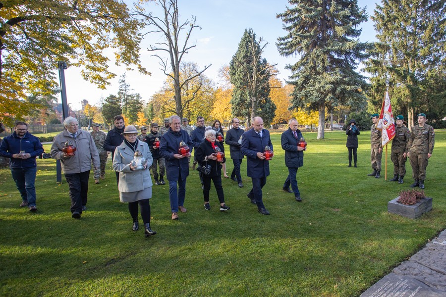 Ceremonia zapalenia zniczy w toruńskim Parku Pamięci, fot. Mikołaj Kuras dla UMWKP