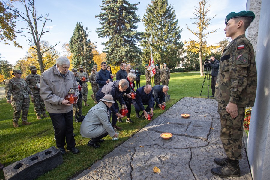 Ceremonia zapalenia zniczy w toruńskim Parku Pamięci, fot. Mikołaj Kuras dla UMWKP