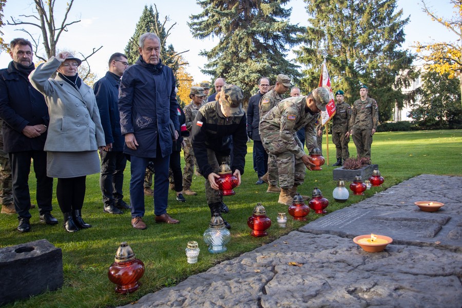Ceremonia zapalenia zniczy w toruńskim Parku Pamięci, fot. Mikołaj Kuras dla UMWKPCeremonia zapalenia zniczy w toruńskim Parku Pamięci, fot. Mikołaj Kuras dla UMWKP