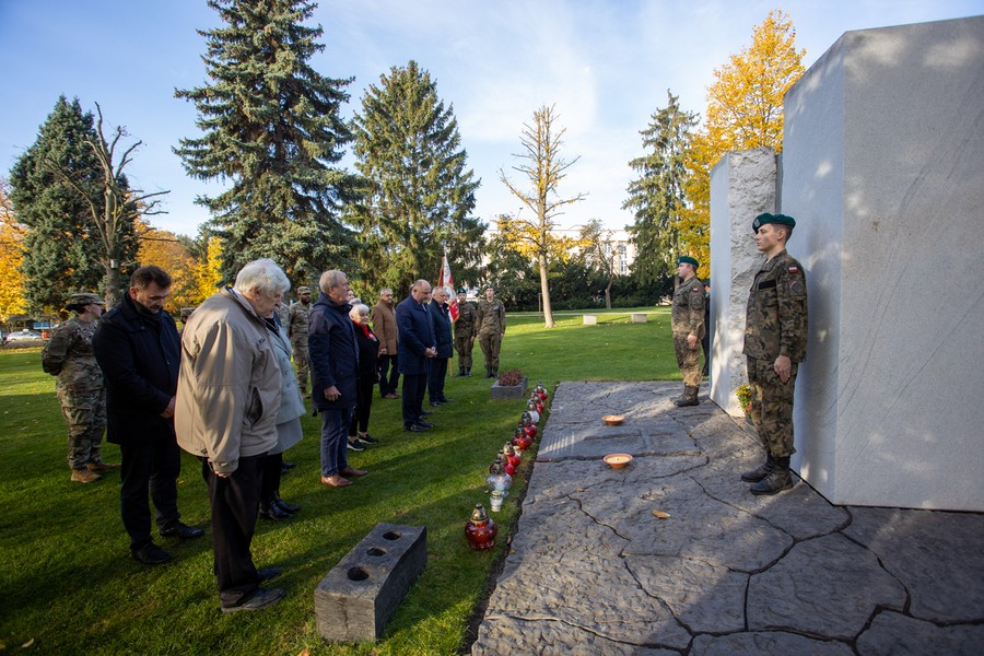 Ceremonia zapalenia zniczy w toruńskim Parku Pamięci, fot. Mikołaj Kuras dla UMWKP