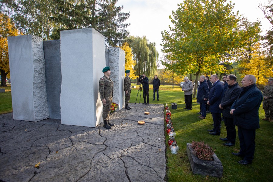 Ceremonia zapalenia zniczy w toruńskim Parku Pamięci, fot. Mikołaj Kuras dla UMWKP