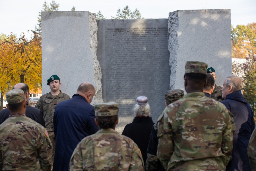 Ceremonia zapalenia zniczy w toruńskim Parku Pamięci, fot. Mikołaj Kuras dla UMWKP
