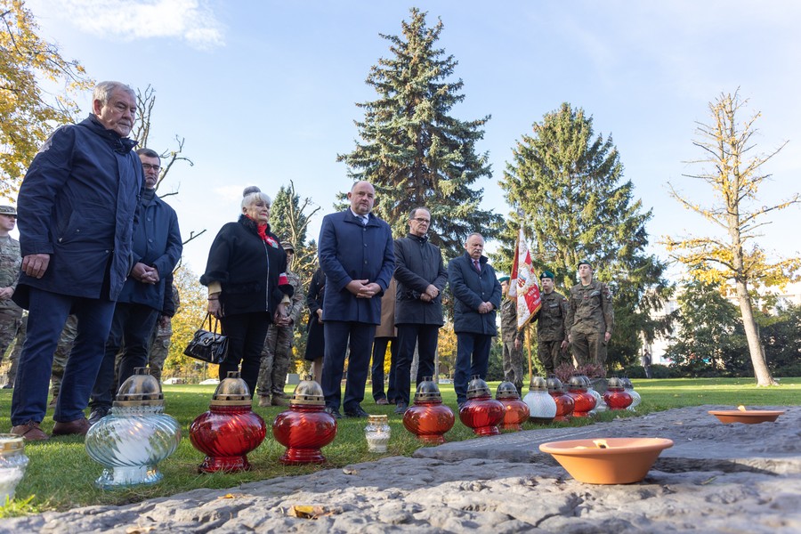 Ceremonia zapalenia zniczy w toruńskim Parku Pamięci, fot. Mikołaj Kuras dla UMWKP
