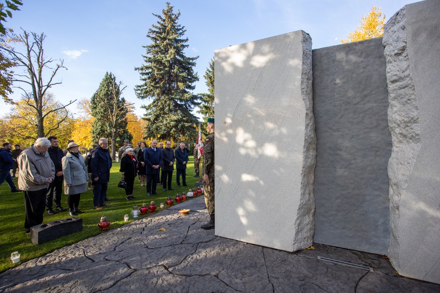 Ceremonia zapalenia zniczy w toruńskim Parku Pamięci, fot. Mikołaj Kuras dla UMWKP
