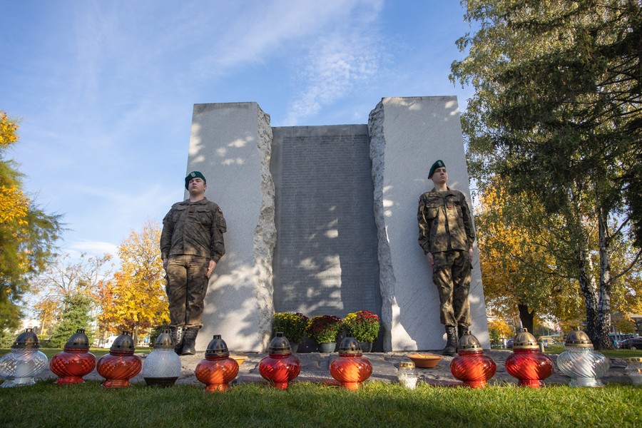 Ceremonia zapalenia zniczy w toruńskim Parku Pamięci, fot. Mikołaj Kuras dla UMWKP