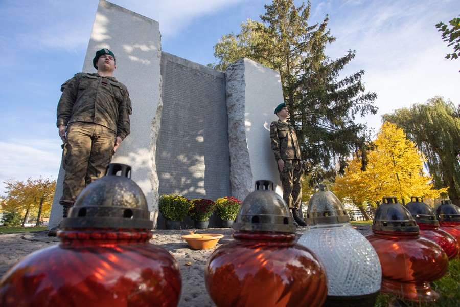 Ceremonia zapalenia zniczy w toruńskim Parku Pamięci, fot. Mikołaj Kuras dla UMWKP