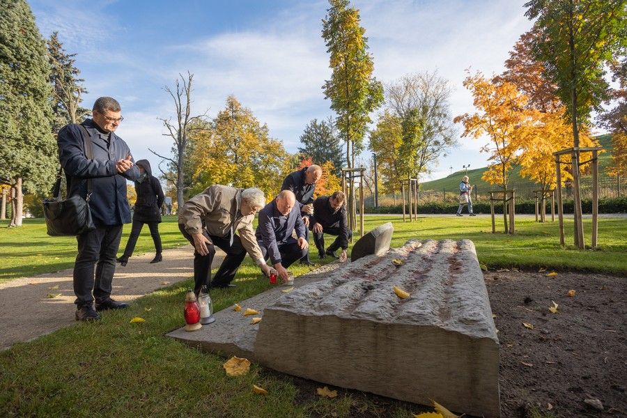 Ceremonia zapalenia zniczy w toruńskim Parku Pamięci, fot. Mikołaj Kuras dla UMWKP
