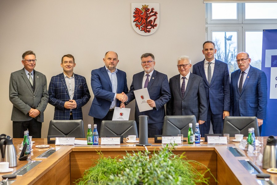 Podpisanie porozumień terytorialnych z OPPT Żnina i OPPT Powiatu Grudziądzkiego, fot. Szymon Zdziebło/tarantoga.pl dla UMWKP