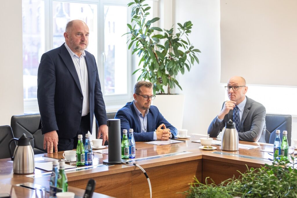 Spotkanie w sprawie przebiegu kolei dużych prędkości, fot. Szymon Zdzieblo/tarantoga.pl dla UMWKP