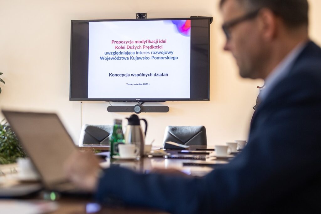 Spotkanie w sprawie przebiegu kolei dużych prędkości, fot. Szymon Zdzieblo/tarantoga.pl dla UMWKP