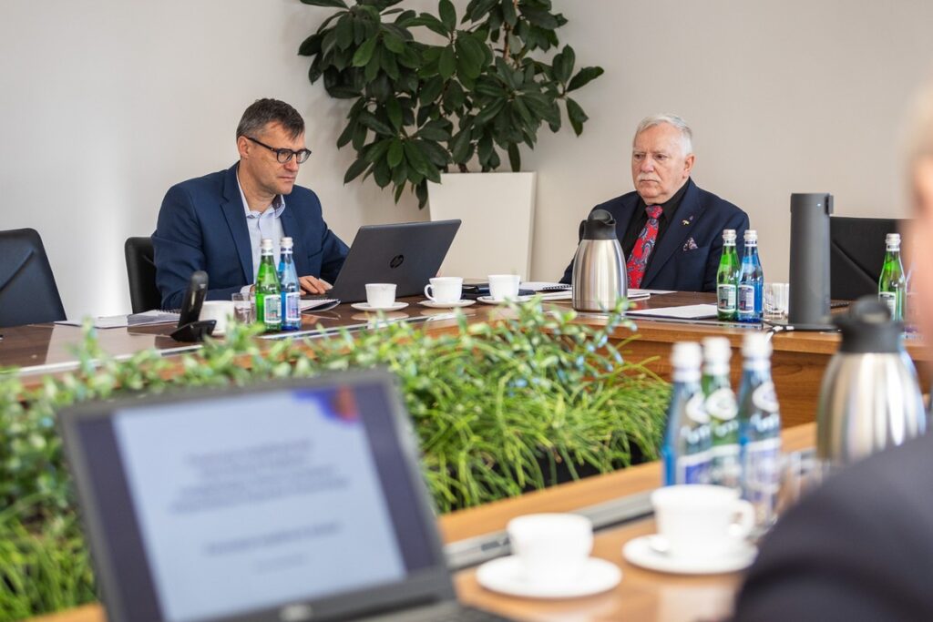 Spotkanie w sprawie przebiegu kolei dużych prędkości, fot. Szymon Zdzieblo/tarantoga.pl dla UMWKP