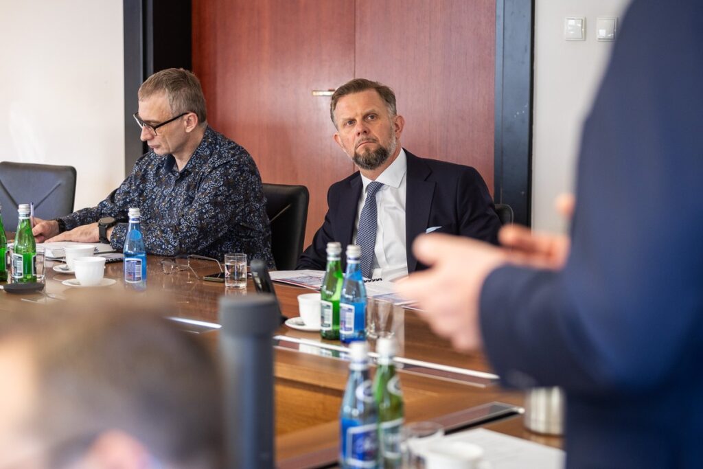 Spotkanie w sprawie przebiegu kolei dużych prędkości, fot. Szymon Zdzieblo/tarantoga.pl dla UMWKP