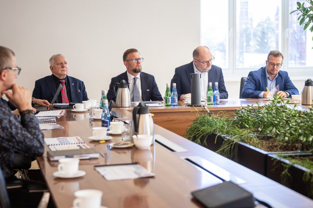 Spotkanie w sprawie przebiegu kolei dużych prędkości, fot. Szymon Zdzieblo/tarantoga.pl dla UMWKP