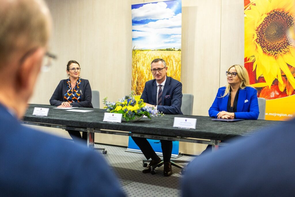 Wręczenie umów PROW, 9 listopada 2023, fot. Szymon Zdziebło/tarantoga.pl dla UMWKP