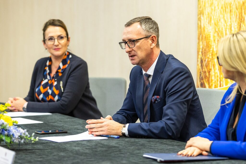 Wręczenie umów PROW, 9 listopada 2023, fot. Szymon Zdziebło/tarantoga.pl dla UMWKP