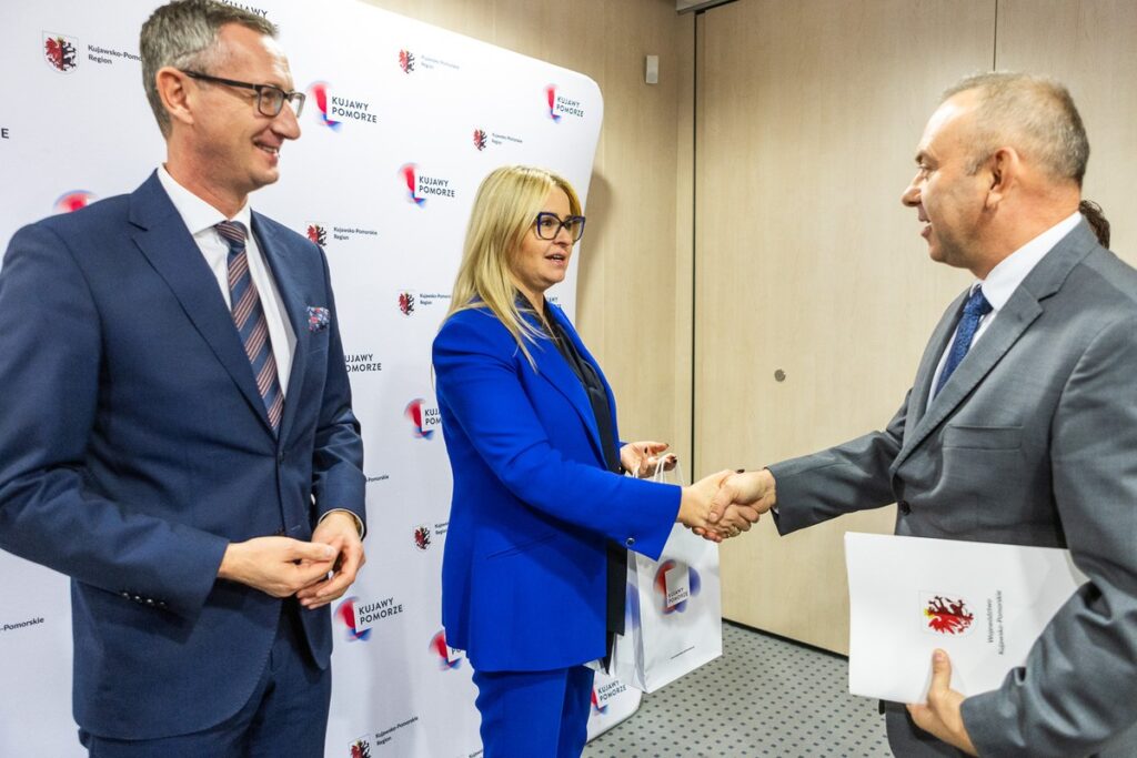 Wręczenie umów PROW, 9 listopada 2023, fot. Szymon Zdziebło/tarantoga.pl dla UMWKP