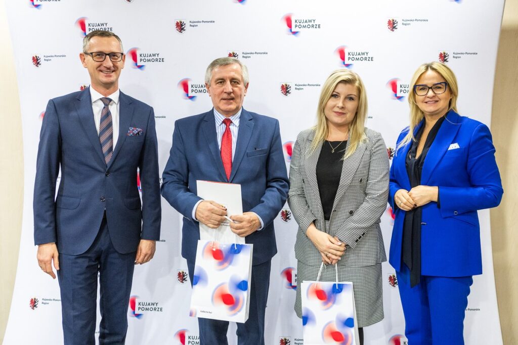 Wręczenie umów PROW, 9 listopada 2023, fot. Szymon Zdziebło/tarantoga.pl dla UMWKP