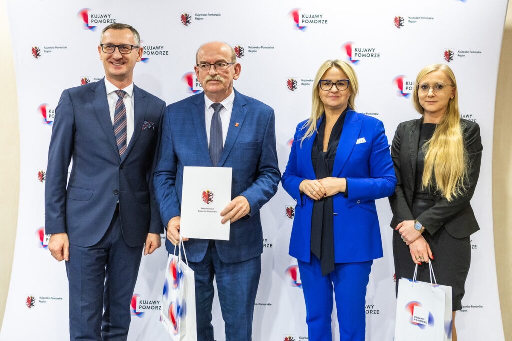 Wręczenie umów PROW, 9 listopada 2023, fot. Szymon Zdziebło/tarantoga.pl dla UMWKP