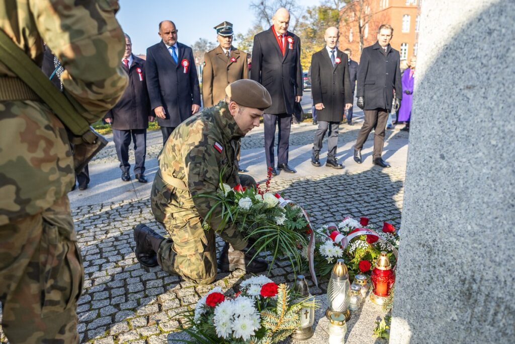 Wojewódzkie obchody Narodowego Święta Niepodległości w Toruniu, fot. Szymon Zdziebło/tanantoga.pl dla UMWKP