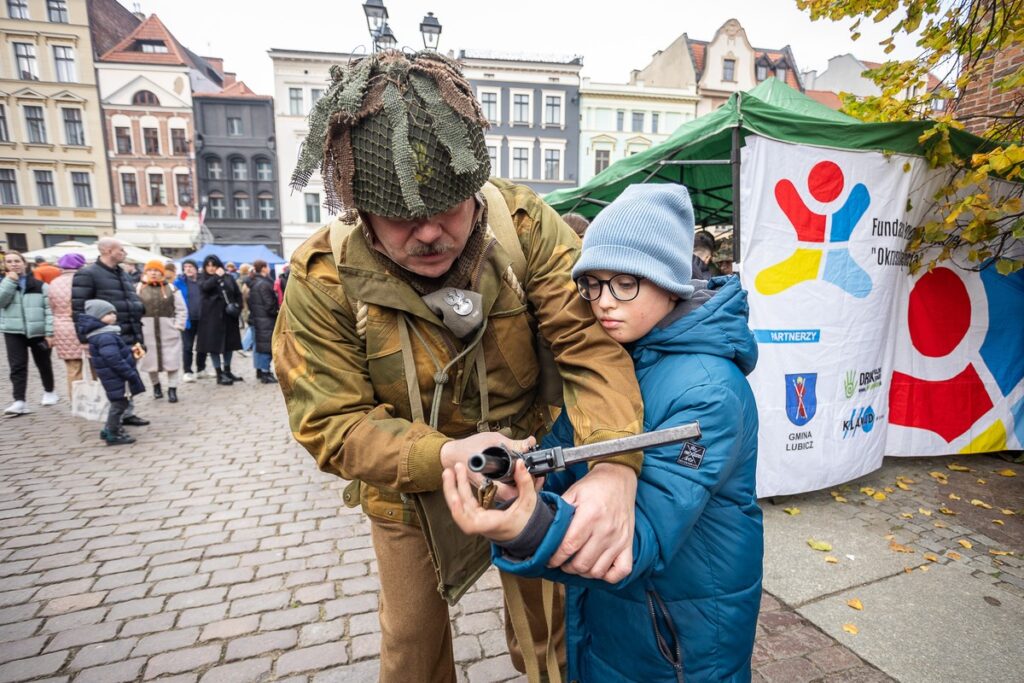 Wojewódzkie obchody Narodowego Święta Niepodległości w Toruniu, fot. Szymon Zdziebło/tanantoga.pl dla UMWKP