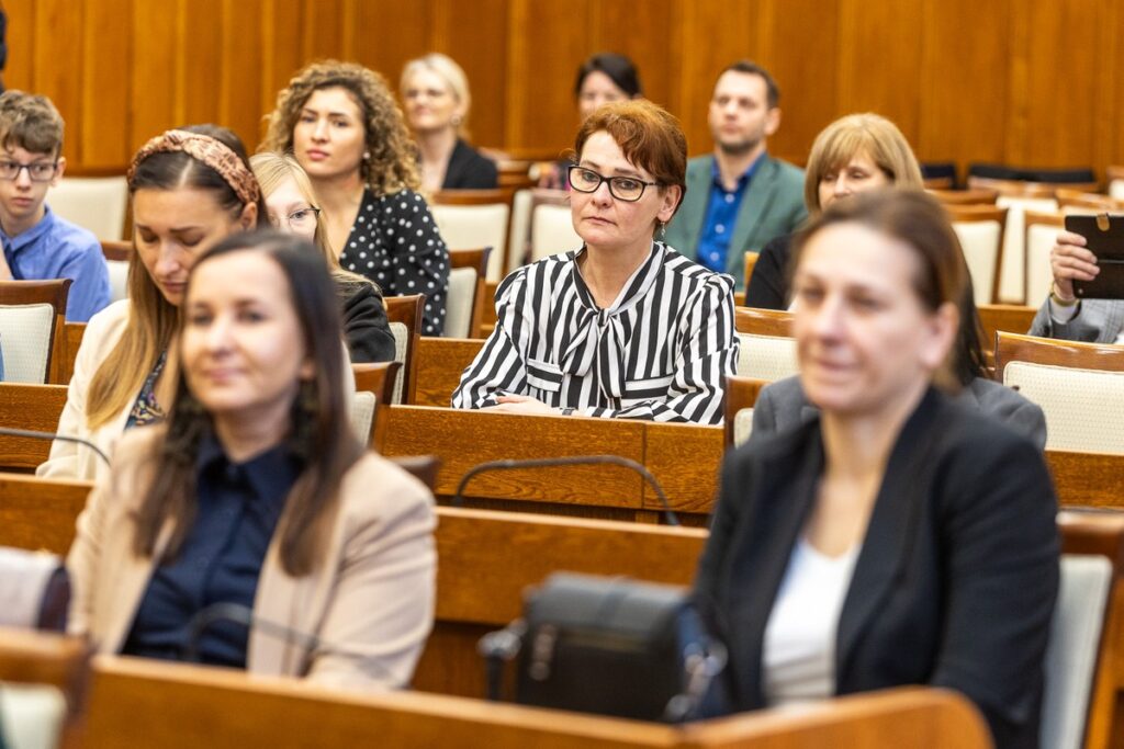 Zwycięzcom konkursu gratulowali: przewodnicząca sejmiku województwa Elżbieta Piniewska i członek zarządu województwa Sławomir Kopyść fot. Szymon Zdziebło/tarantoga.pl dla UMWKP