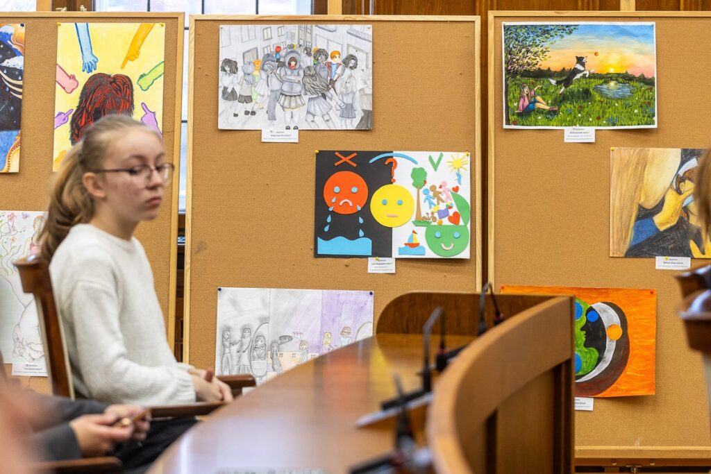 Zwycięzcom konkursu gratulowali: przewodnicząca sejmiku województwa Elżbieta Piniewska i członek zarządu województwa Sławomir Kopyść fot. Szymon Zdziebło/tarantoga.pl dla UMWKP