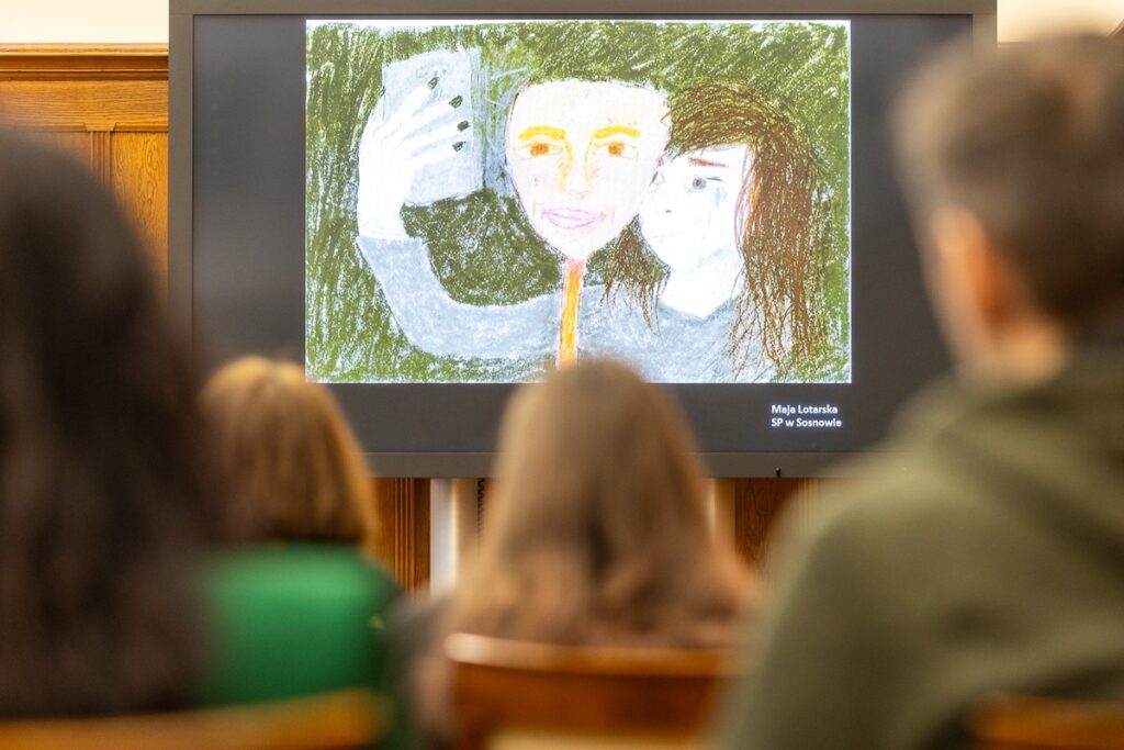 Zwycięzcom konkursu gratulowali: przewodnicząca sejmiku województwa Elżbieta Piniewska i członek zarządu województwa Sławomir Kopyść fot. Szymon Zdziebło/tarantoga.pl dla UMWKP