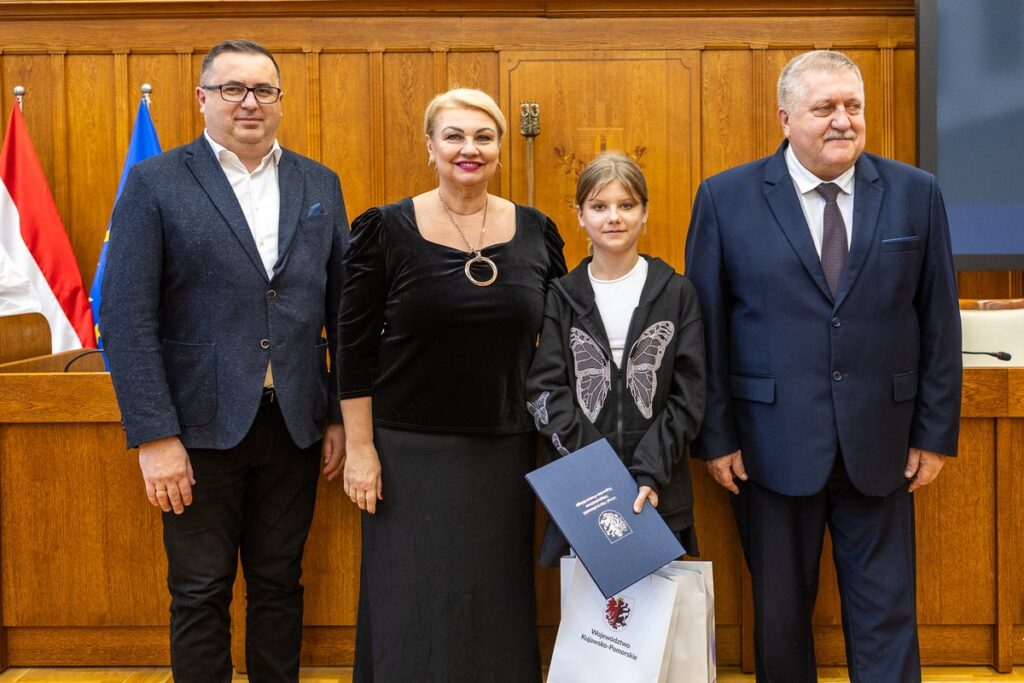 Zwycięzcom konkursu gratulowali: przewodnicząca sejmiku województwa Elżbieta Piniewska i członek zarządu województwa Sławomir Kopyść fot. Szymon Zdziebło/tarantoga.pl dla UMWKP